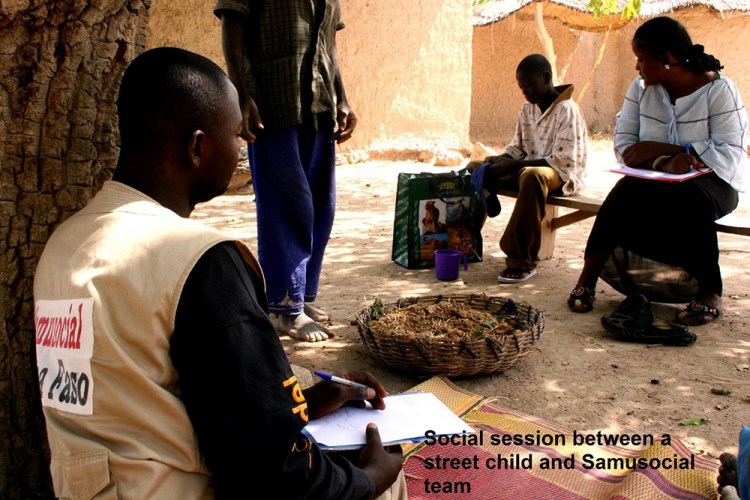 Social session between a street child and the Samusocial team