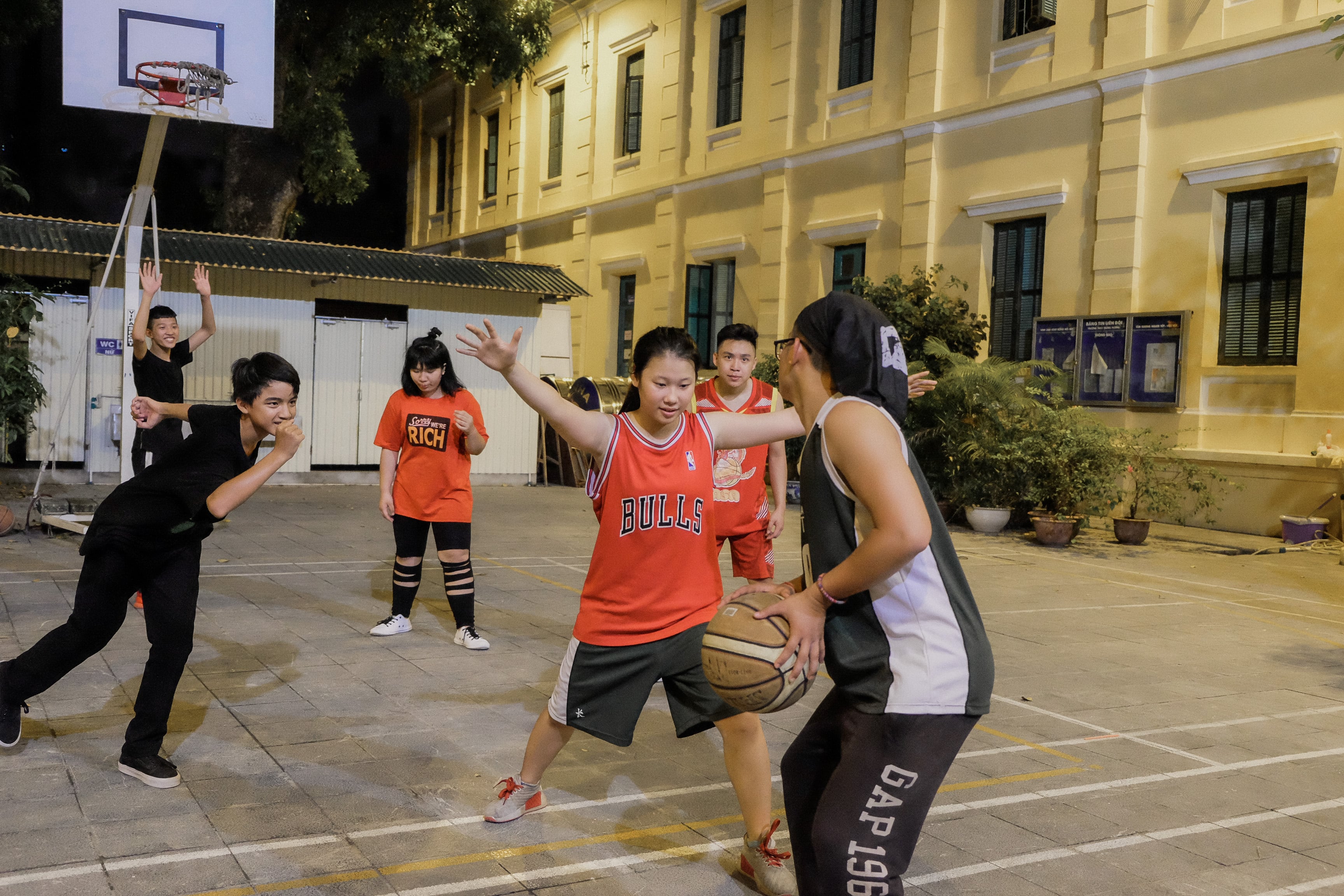 Blue Dragon-Children playing basketball (1)