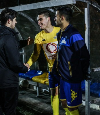 Bruxelles, Belgique: Joao Cabral Silva, entraîneur U17, remercie des jeunes migrants afghans qui se sont entraînés aujourd'hui. De nombreux migrants afghans ne connaissent que le cricket et sont initiés pour la première fois aux règles du football, le 17 janvier 2020. 

Pendant la saison sportive de septembre à mai, le Club de Kraainem accueille tous les après-midi des groupes de MENA de 6 à 10 garçons, âgés de 12 à 18 ans en provenance des Centres Fedasil de Woluwe Saint-Pierre et Rixensart. Ils sont amené  à bord de la camionnette offerte au Club par la Fondation UEFA pour l'Enfance. Une fois arrivés au club, les jeunes réfugiés g se voient proposer, dans deux salles de classes aménagées par le Club, des tables de conversation d'une heure, données en français, néerlandais ou anglais par des enseignants bénévoles. Après les cours, les jeunes sont dispersés dans les différentes équipes du club, en fonction de leur âge.  L’objectif est qu’un lien se crée ainsi entre jeunes réfugiés et jeunes du club afin de faciliter leur intégration au sein de celui-ci.