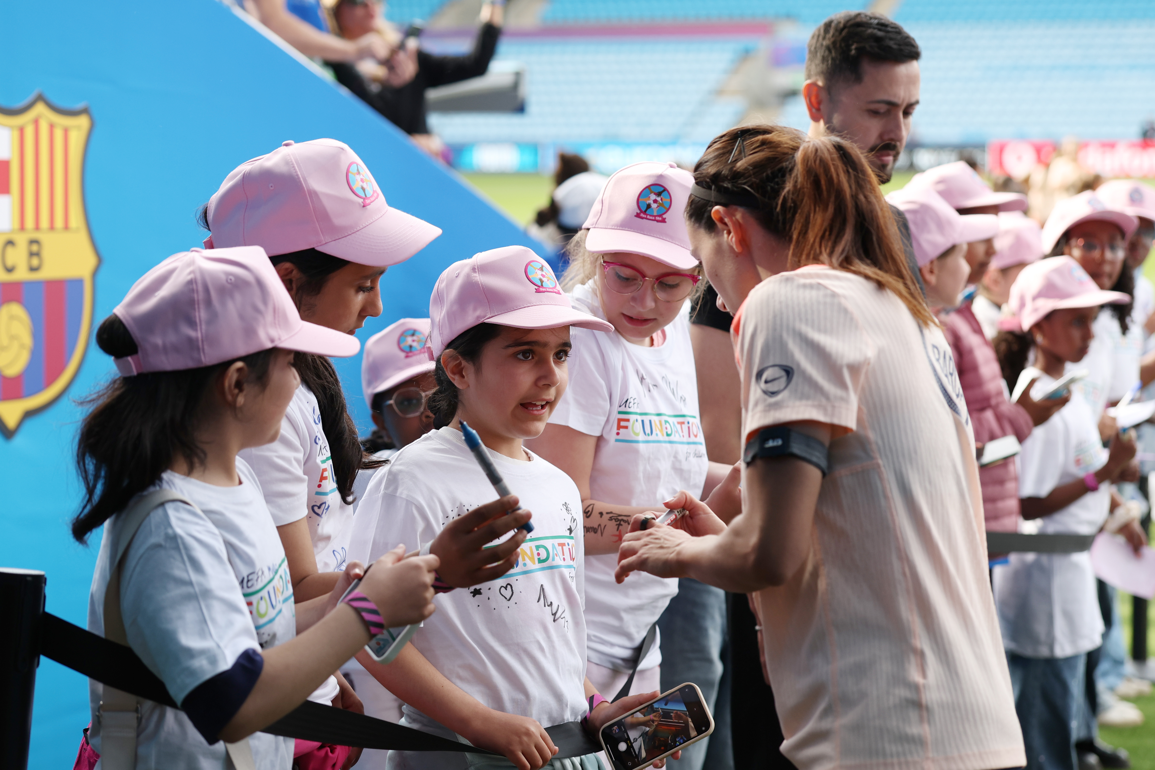 OSLO, NORWAY - MAY 22: Aitana Bonmati of FC Barcelona signs autographs for fans during a training session ahead of the UEFA Women's Champions League Final 2026 match between FC Barcelona and Olympique Lyonnais at Ullevaal Stadion on May 22, 2026 in Oslo, Norway. (Photo by Florencia Tan Jun - UEFA/UEFA via Getty Images)