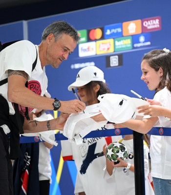 MUNICH, GERMANY - MAY 30: Luis Enrique, Head Coach of Paris Saint-Germain, signs autographs for UEFA Foundation mascots during a FC Internazionale training session ahead of the UEFA Champions League Final 2025 between Paris Saint-Germain and FC Internazionale Milano at Munich Football Arena on May 30, 2025 in Munich, Germany. (Photo by Michael Regan - UEFA/UEFA via Getty Images)